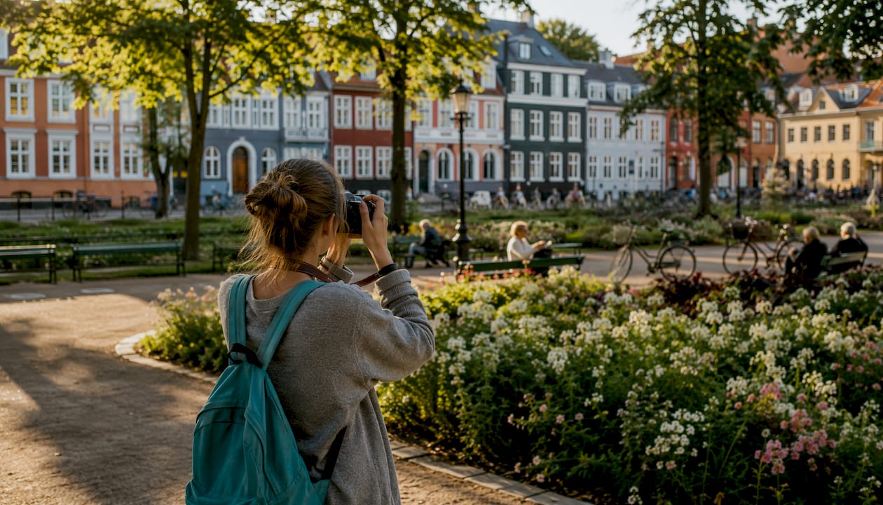 En turist nyder atmosfæren i Aarhus’ gamle gader og suger til sig af byens historie.