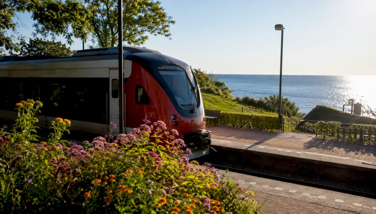 Hop ombord på toget og oplev Danmarks smukke kyststrækning fra første parket.