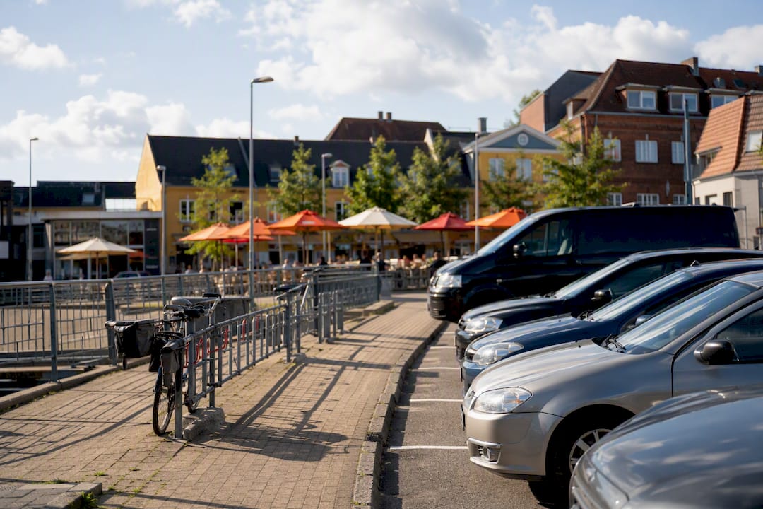 Autos geparkt und Fahrradständer in der Nähe des Bahnhofs Roskilde