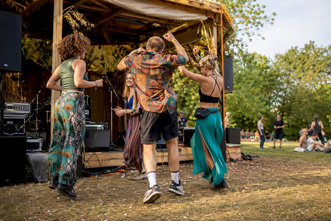 Teilnehmer tanzen auf einem lokalen dänischen Festival