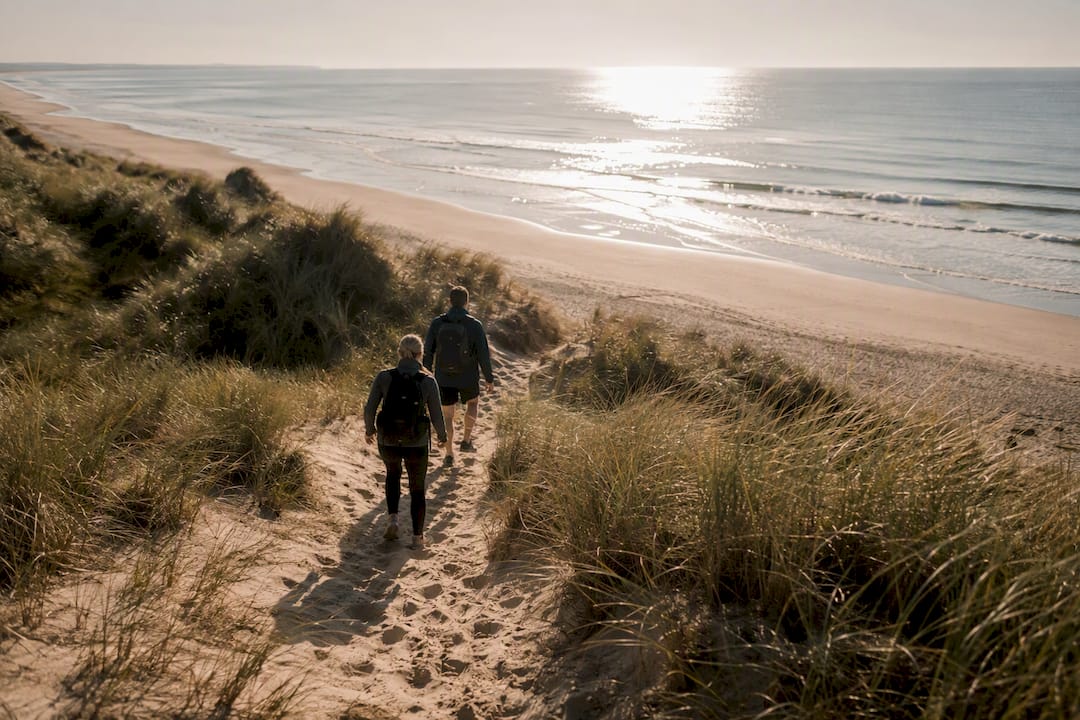 Wanderer am Küstenweg mit Blick auf das Meer