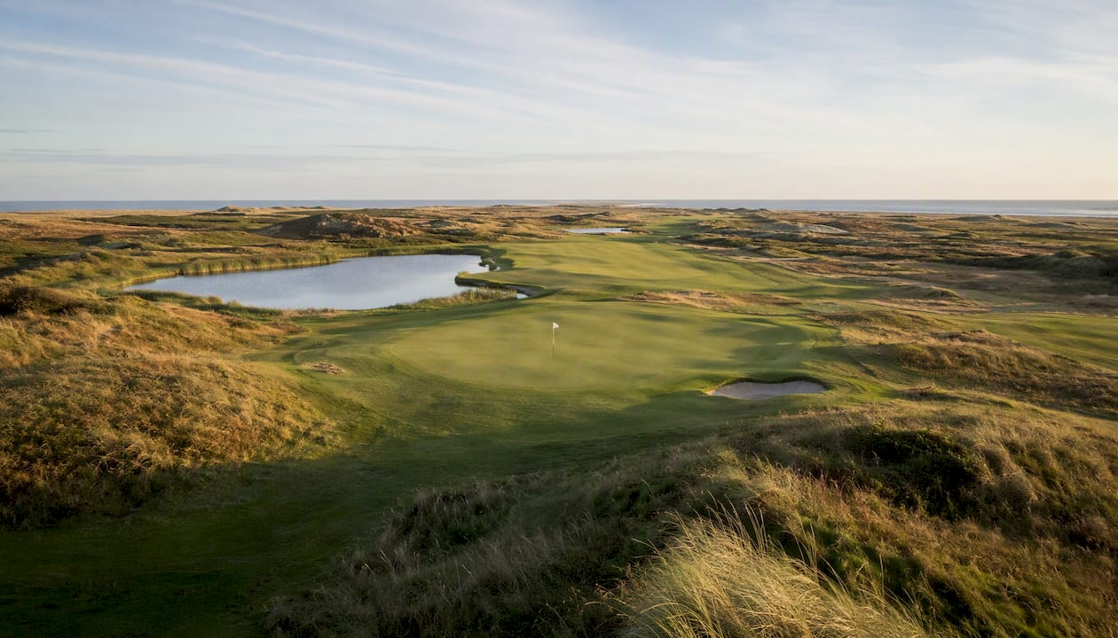 Teste deine Fähigkeiten auf unserem 9-Loch-Pay & Play-Golfplatz auf Rømø – perfekt für Anfänger und Fortgeschrittene, die eine entspannte Runde Golf in schöner Umgebung genießen möchten.