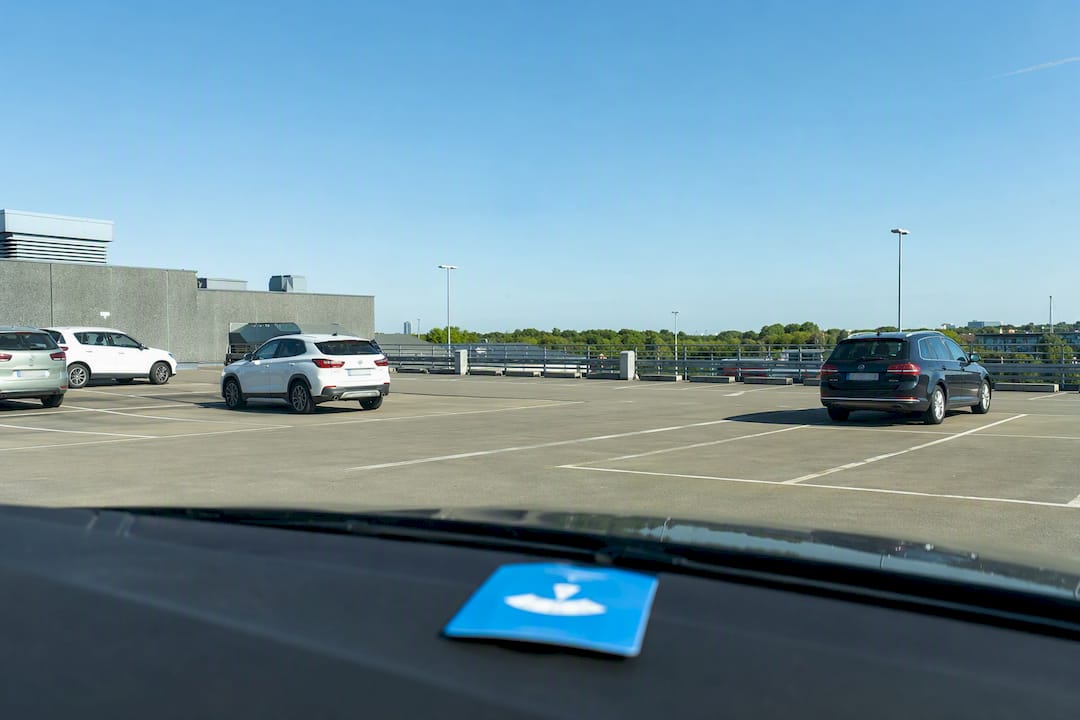 Parkplatzbereich auf dem Dach in der Nähe des Kinos in Esbjerg