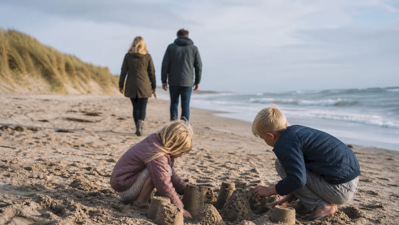 Familie entspannt sich bei Strandaktivitäten in Søndervig