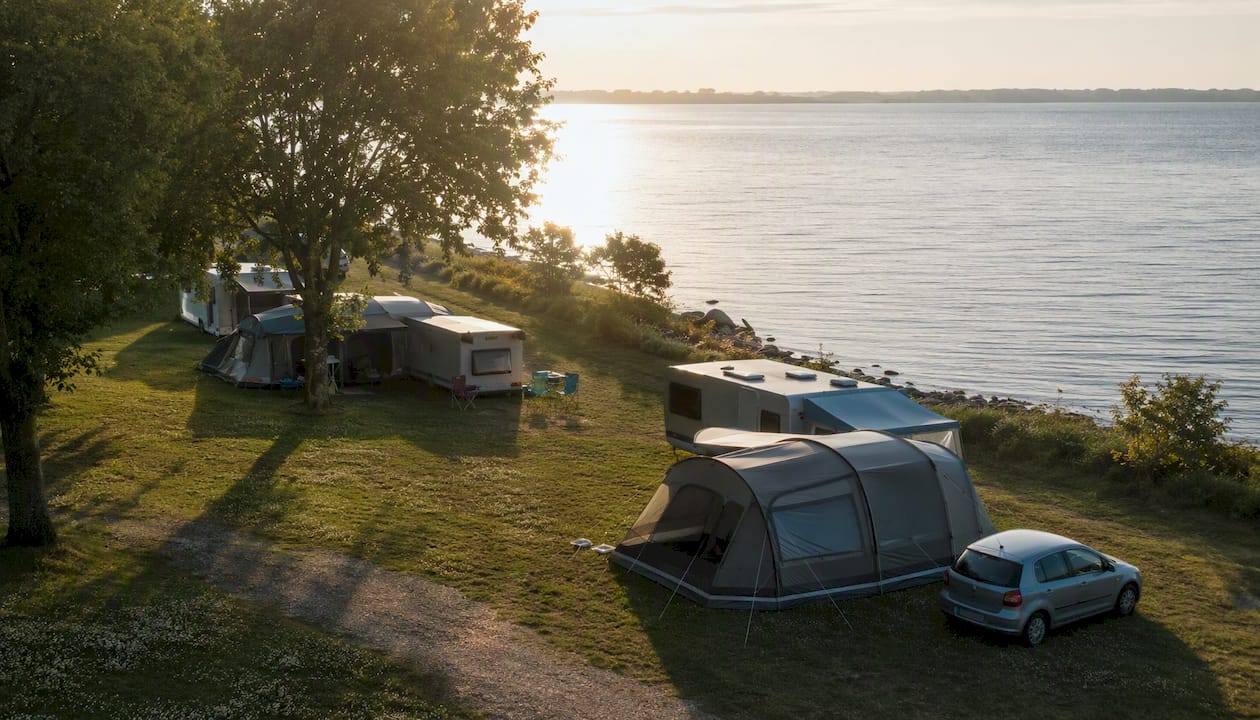 Wach auf zu den Strahlen der Morgensonne auf den gemütlichen Plätzen bis hinunter zum Wasser am Skælskør Nor.