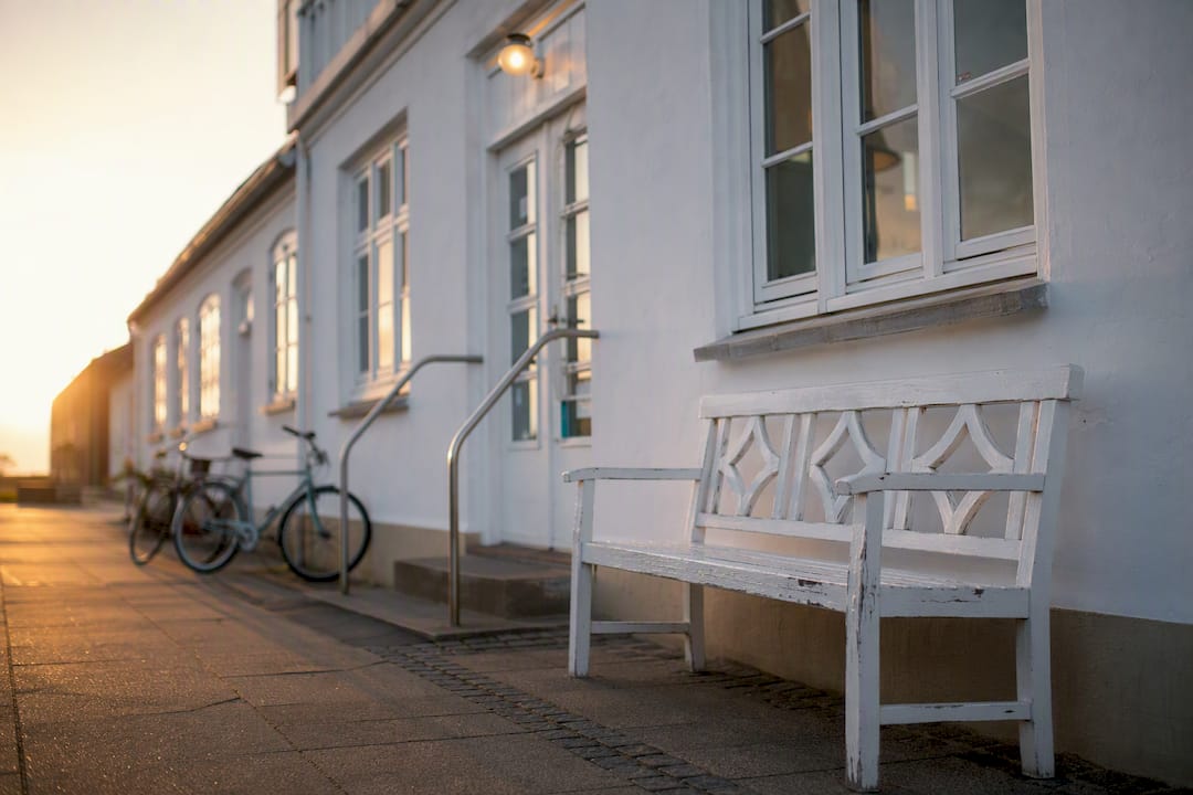 Touristeninformationen in Løkken von außen an einem frühen Morgen