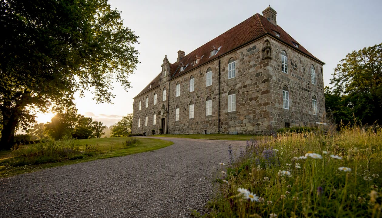Middelalderligt dansk slot med voldgrav og mure