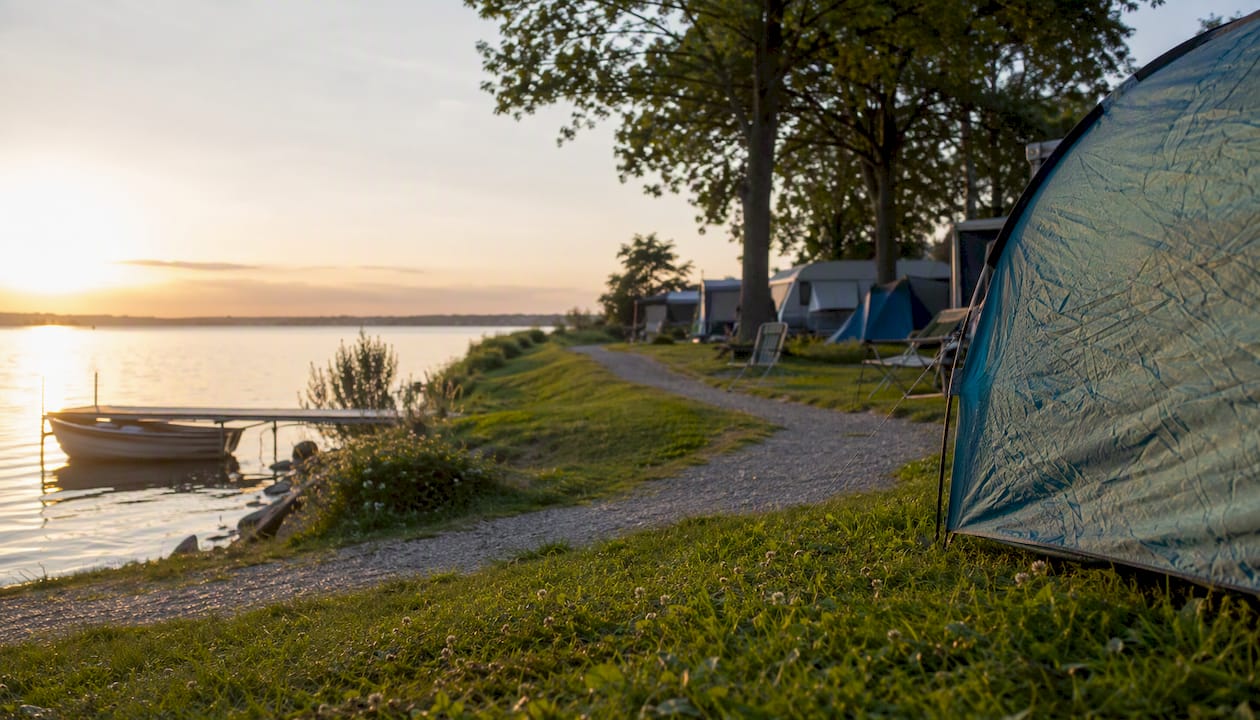 Gemütlicher Campingplatz direkt am Skælskør Nor – ganz friedlich, besonders wenn die Abendsonne ihr goldenes Licht auf das Wasser wirft.