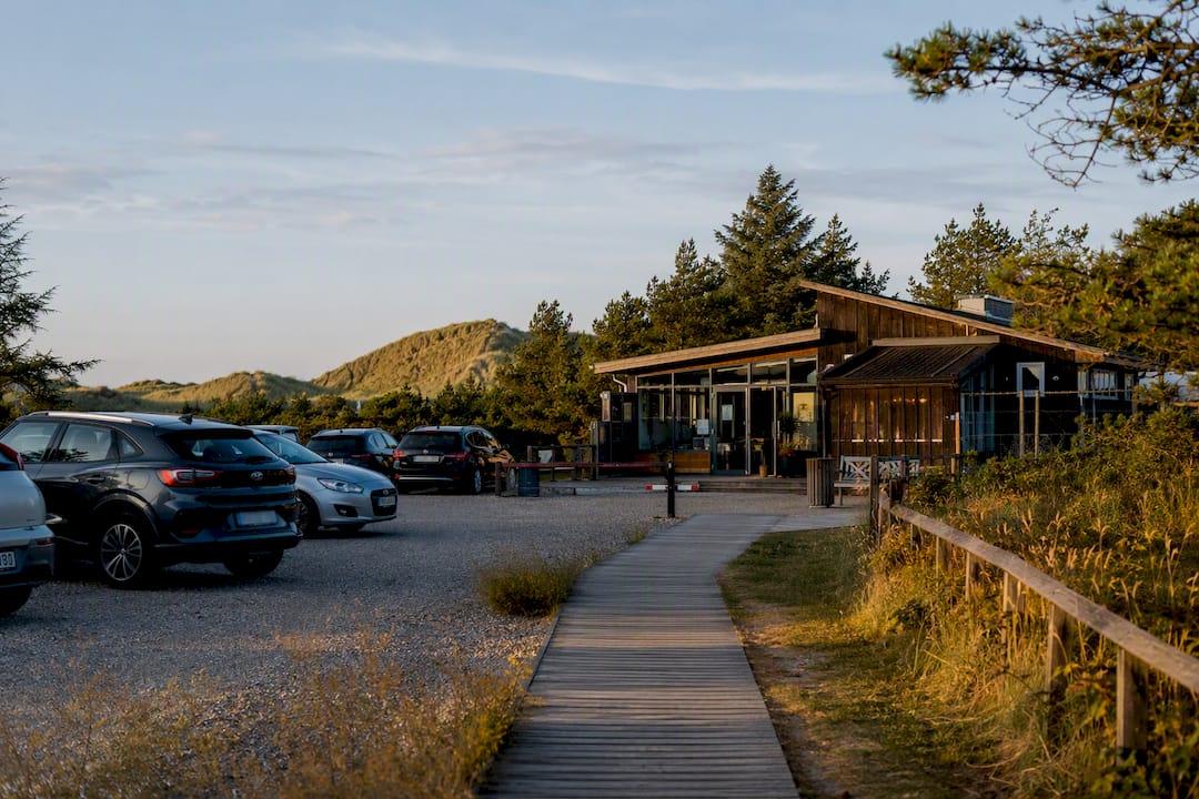 Rezeption und Parkplatz des Campingplatzes in Blokhus