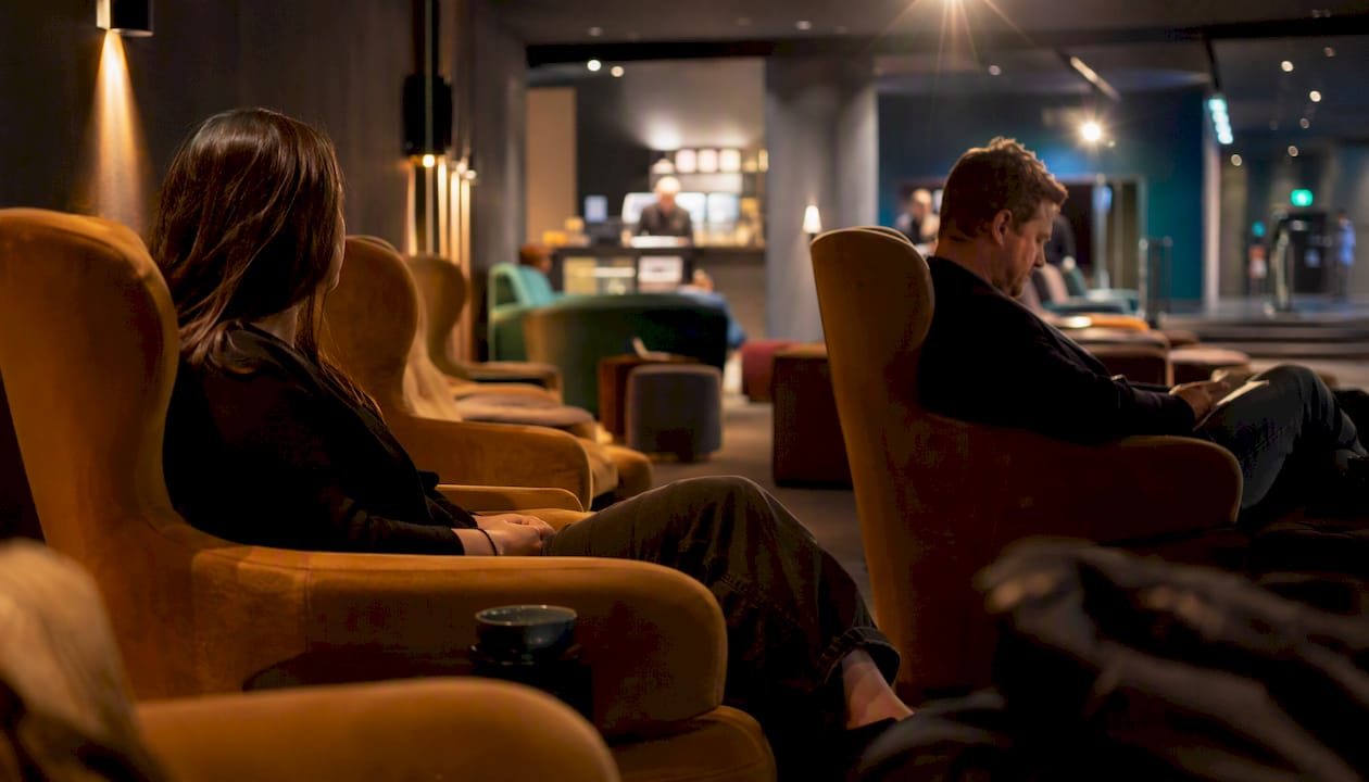 Moderne Kinos in Dänemark bieten jetzt luxuriöse Recliner-Sitze an, damit Sie sich zurücklehnen und den Film mit zusätzlichem Komfort genießen können.