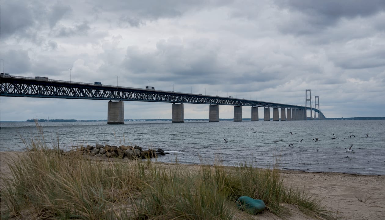 Der Verkehr fließt gleichmäßig über die Brücke bei der Küste von Nyborg, wo Autos in einem gleichmäßigen Strom fahren.