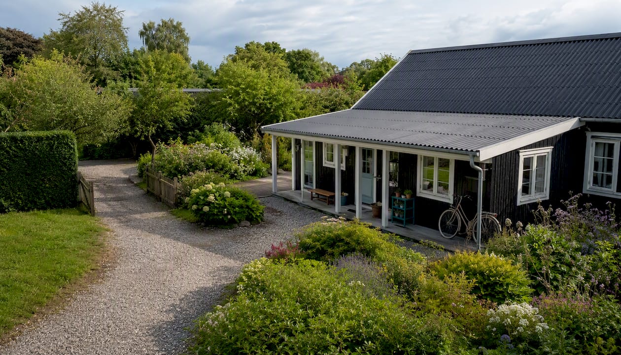 Gemütliche Sommerhausatmosphäre auf Samsø – charmantes Fassadendesign und einladende Außenbereiche.