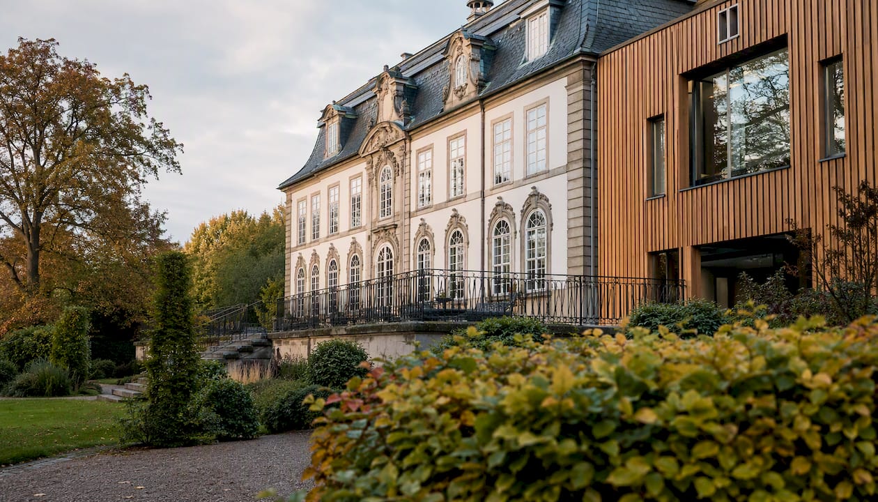 Dansk historisk herregård med flere facader