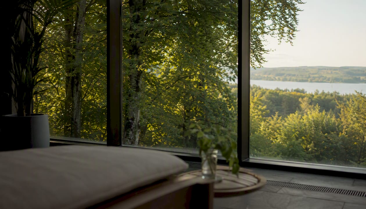 Genieße die Aussicht auf sowohl Wald als auch Fjord direkt von den Spa-Einrichtungen.