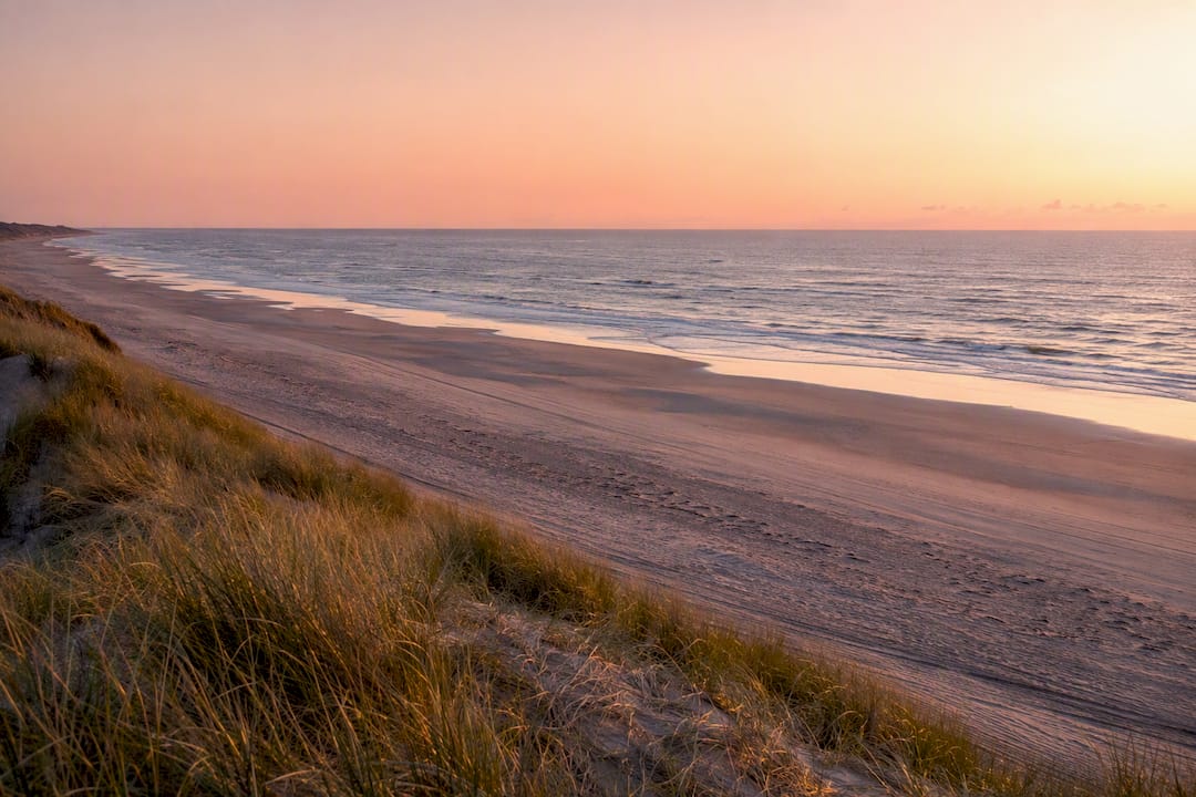Tom und friedlicher Strand in Blokhus bei Sonnenaufgang