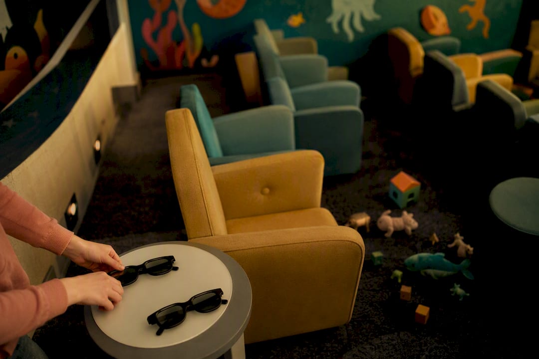 Die Biografesaal ist für BabyBio mit kleinen, kinderfreundlichen Sitzen eingerichtet, damit die Kleinsten während des Films bequem sitzen können.