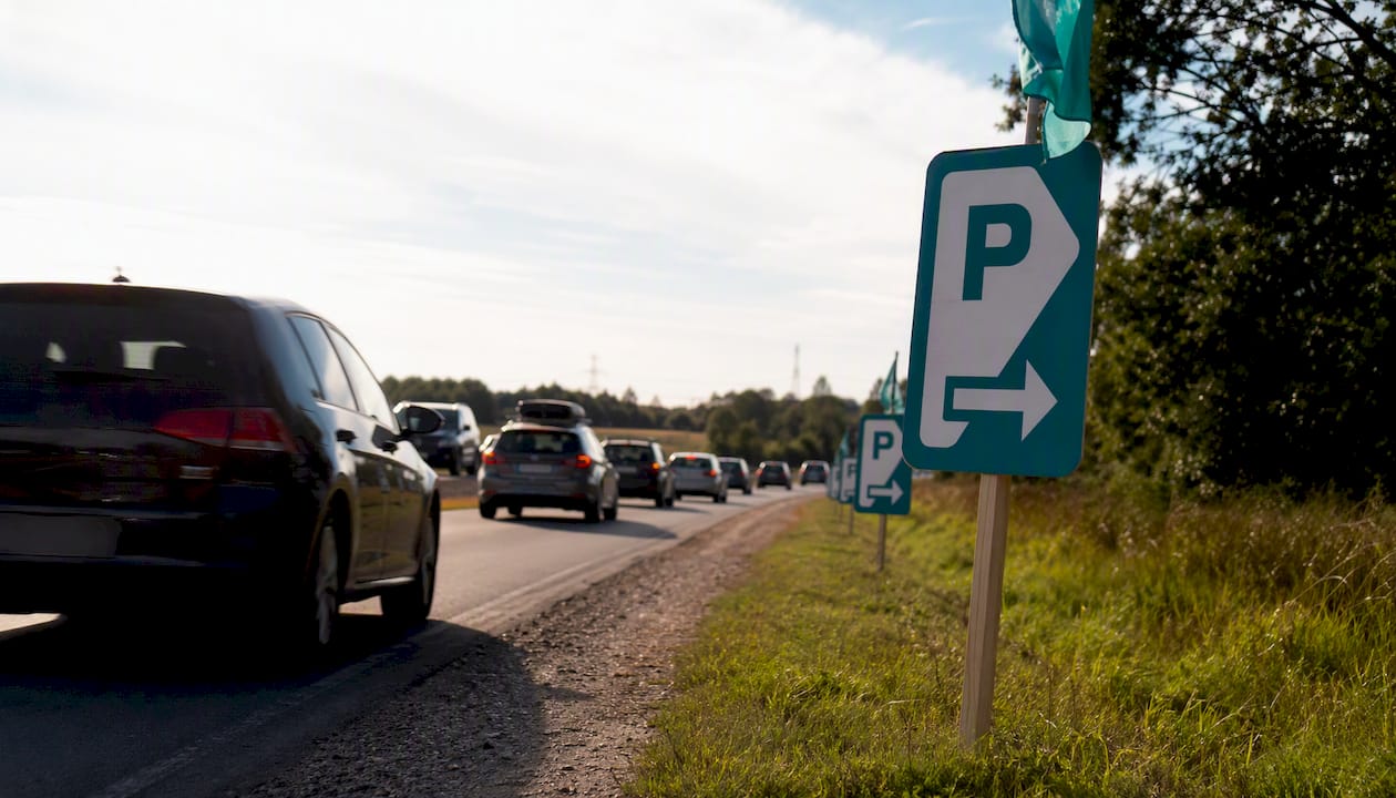 Autos auf dem Weg zum Parkplatz des Festivals