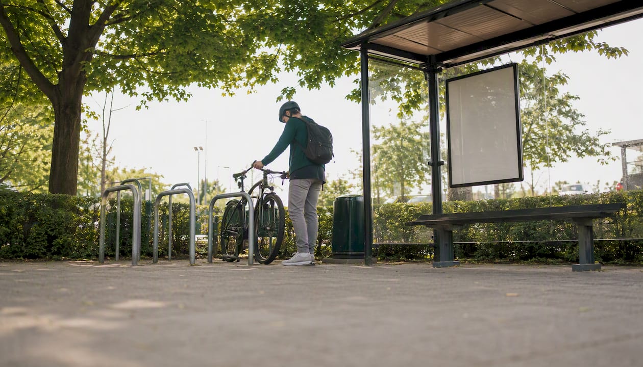 Bushaltestelle bei Fördepark mit Fahrradständern