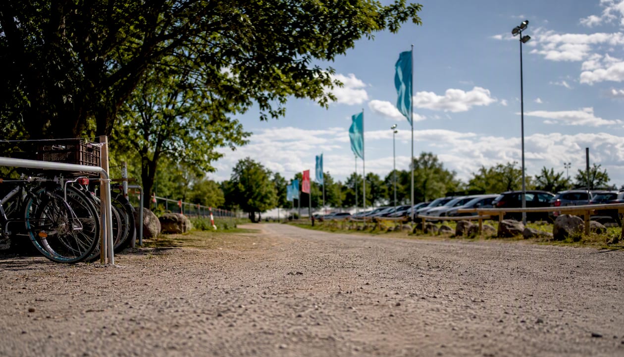 Eingangsbereich des Roskilde Festivals und die Beschilderung, die die Gäste leitet