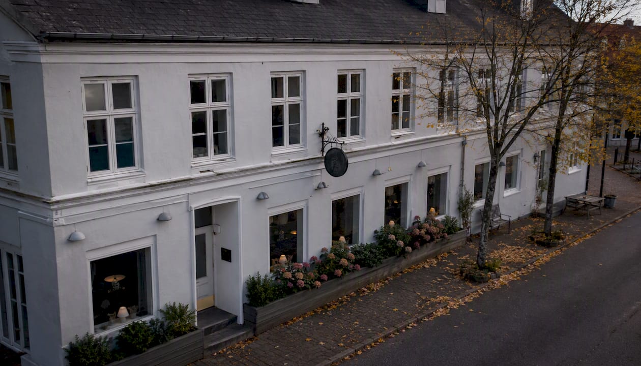 Die Fassade des historischen Tårs Hotels