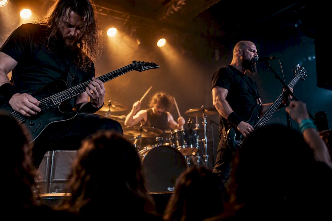 Metalbandet spiller helt tæt på publikum i Randers