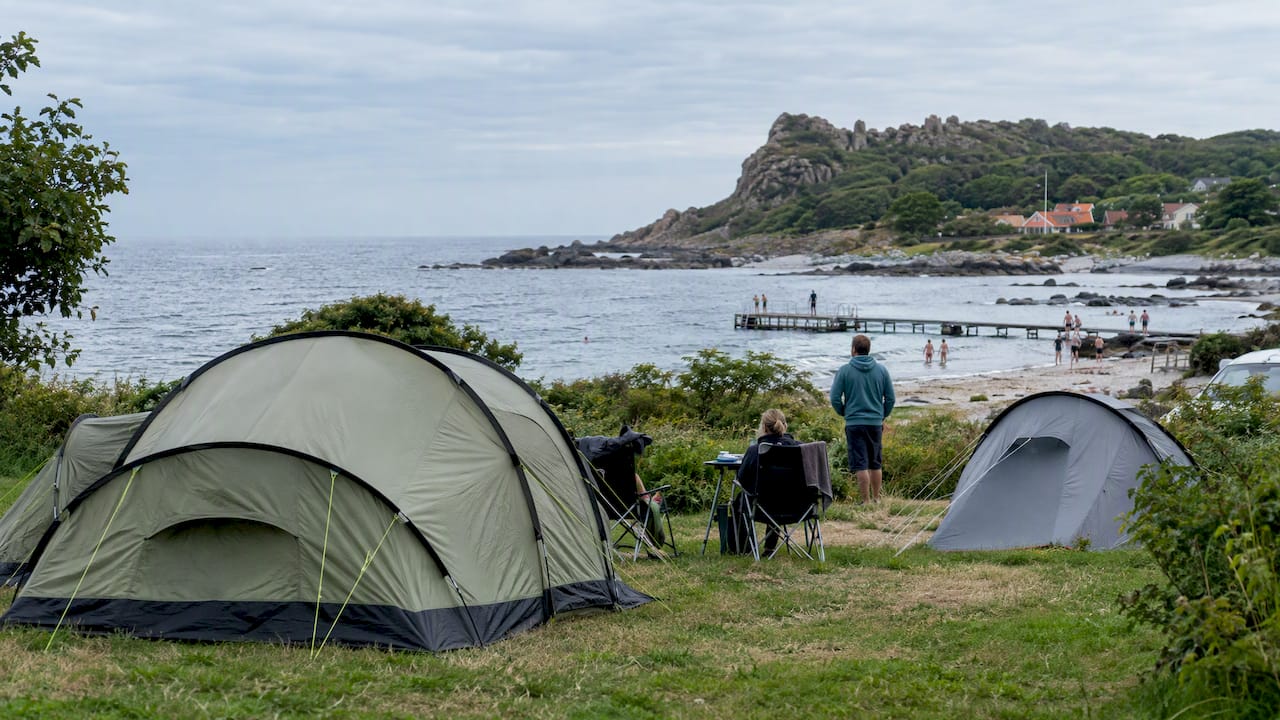 Campingplads ved stranden og klippekysten i Sandvig