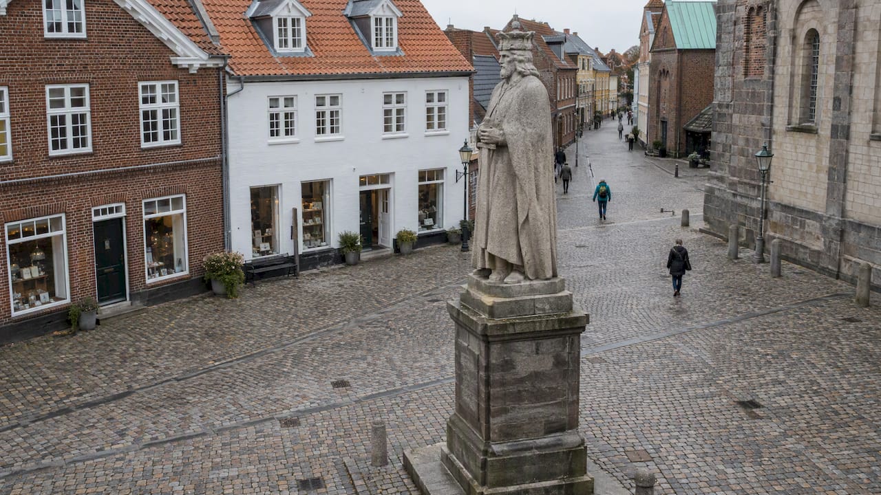 Statue på Ribe Torv omgivet af historiske gader