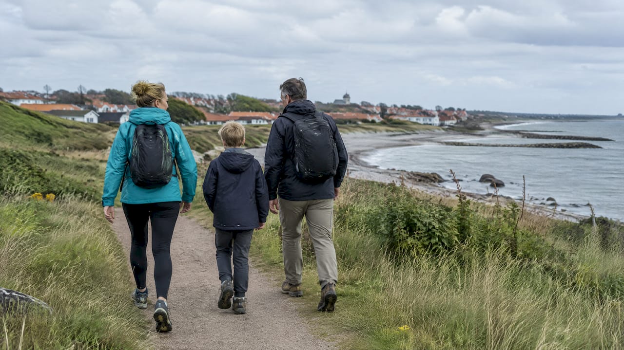 Familie auf einem Tagesausflug entlang eines dänischen Naturpfads