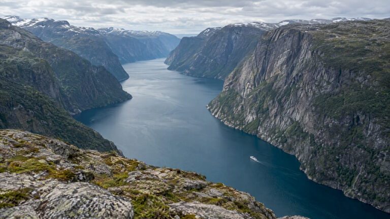 Hvorfor opleve fjorde: naturens mest dramatiske landskaber