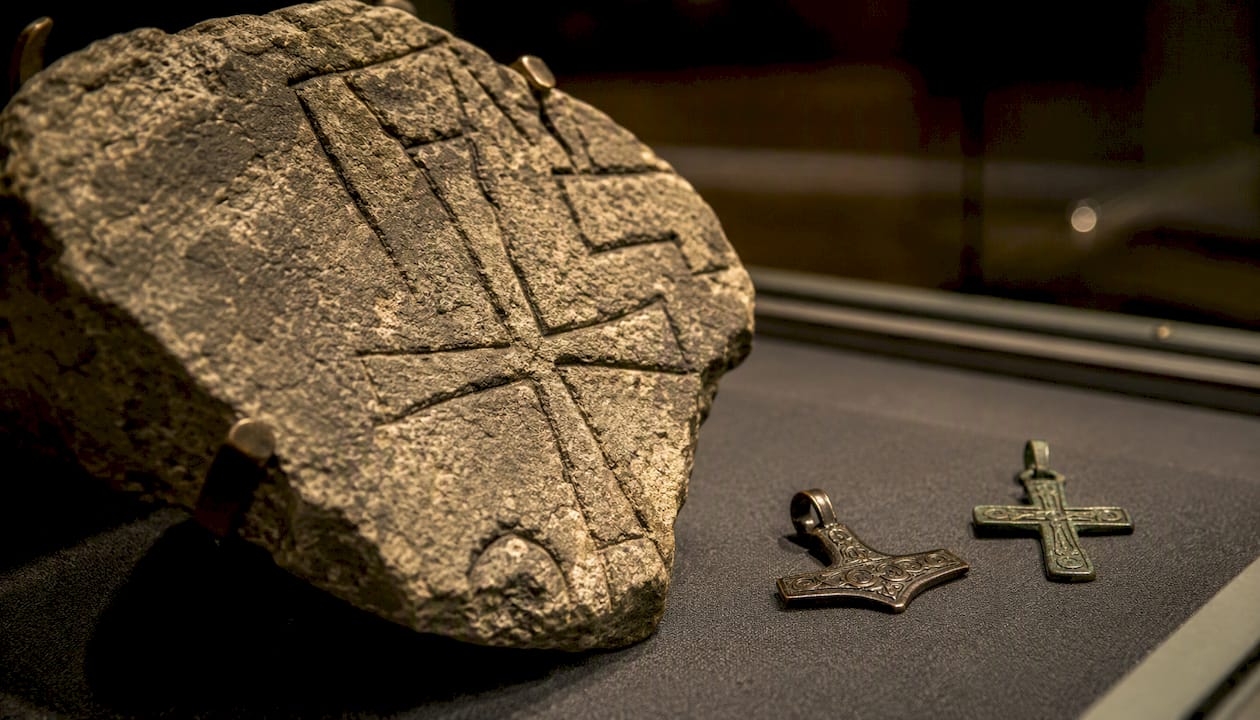 Der Runenstein mit Kreuz und historischen Verzierungen