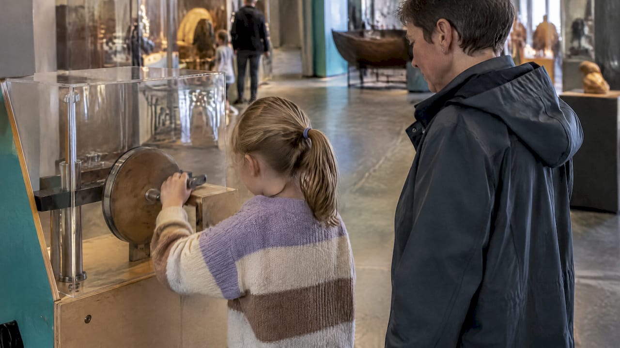 Barn leger med en interaktiv udstilling på museet