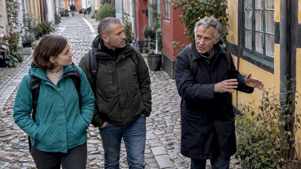 Guide viser gæster rundt i Helsingørs gamle gader