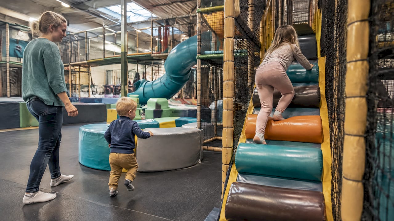 Familie spielt in einem Indoor-Spielplatz