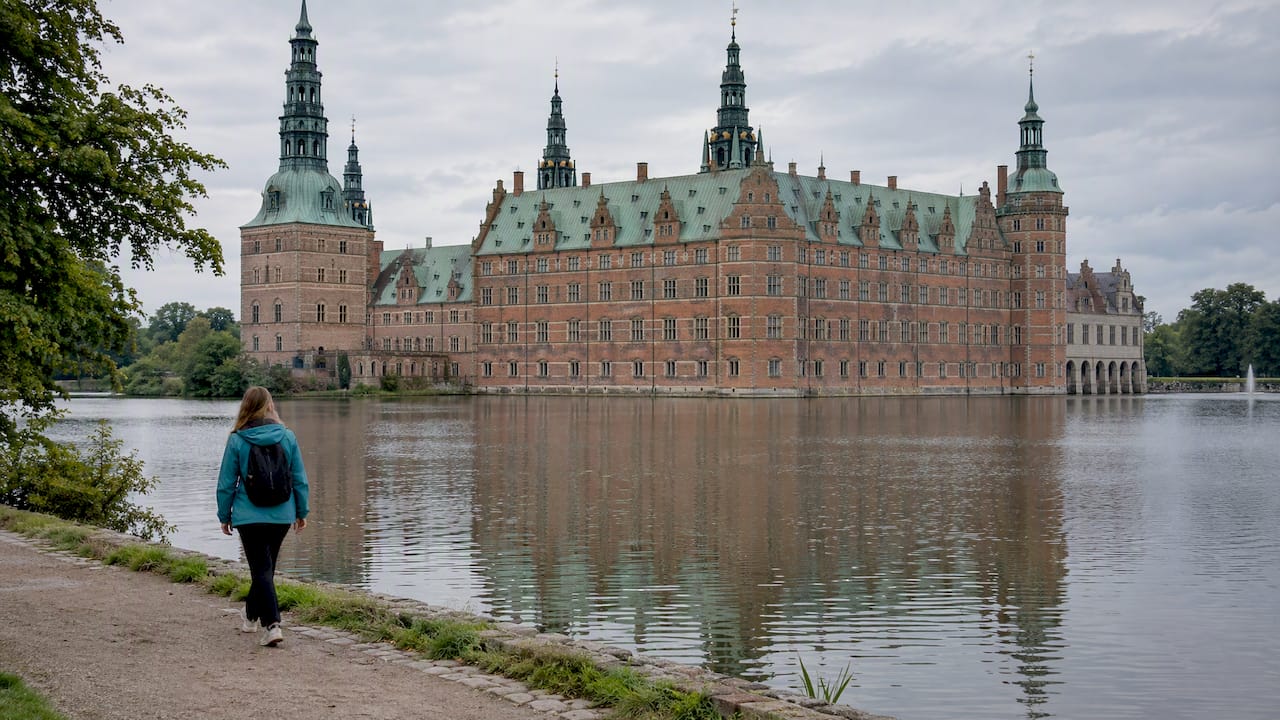 Frederiksborg Slot spejler sig i søen