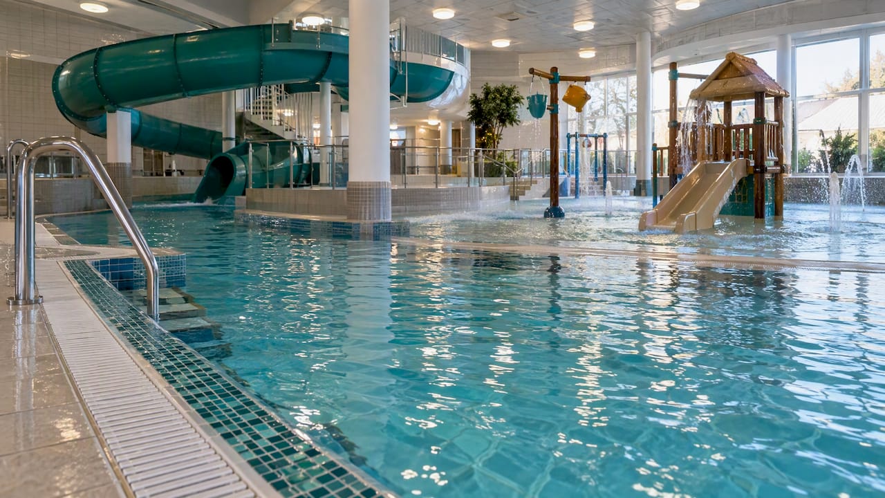 Indendørs vandland med lavt bassin til børn