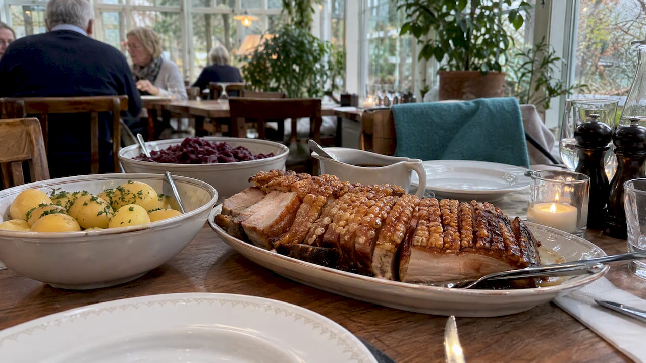 Klassisk dansk julemad serveret i et orangeri